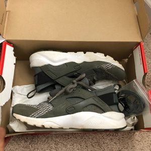 Green and white huaraches! Good quality.